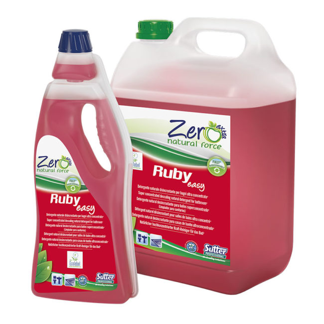 Coppia di contenitori da 1 e 5 l. di prodotti per imprese di pulizia professionali. Il liquido rosso è visibile all'interno dei contenitori di plastica opaca. L'etichetta riporta il nome della ditta Sutter e del prodotto, "Ruby easy", e l'indicazione delle proprietà di detergente per bagni concentrato.